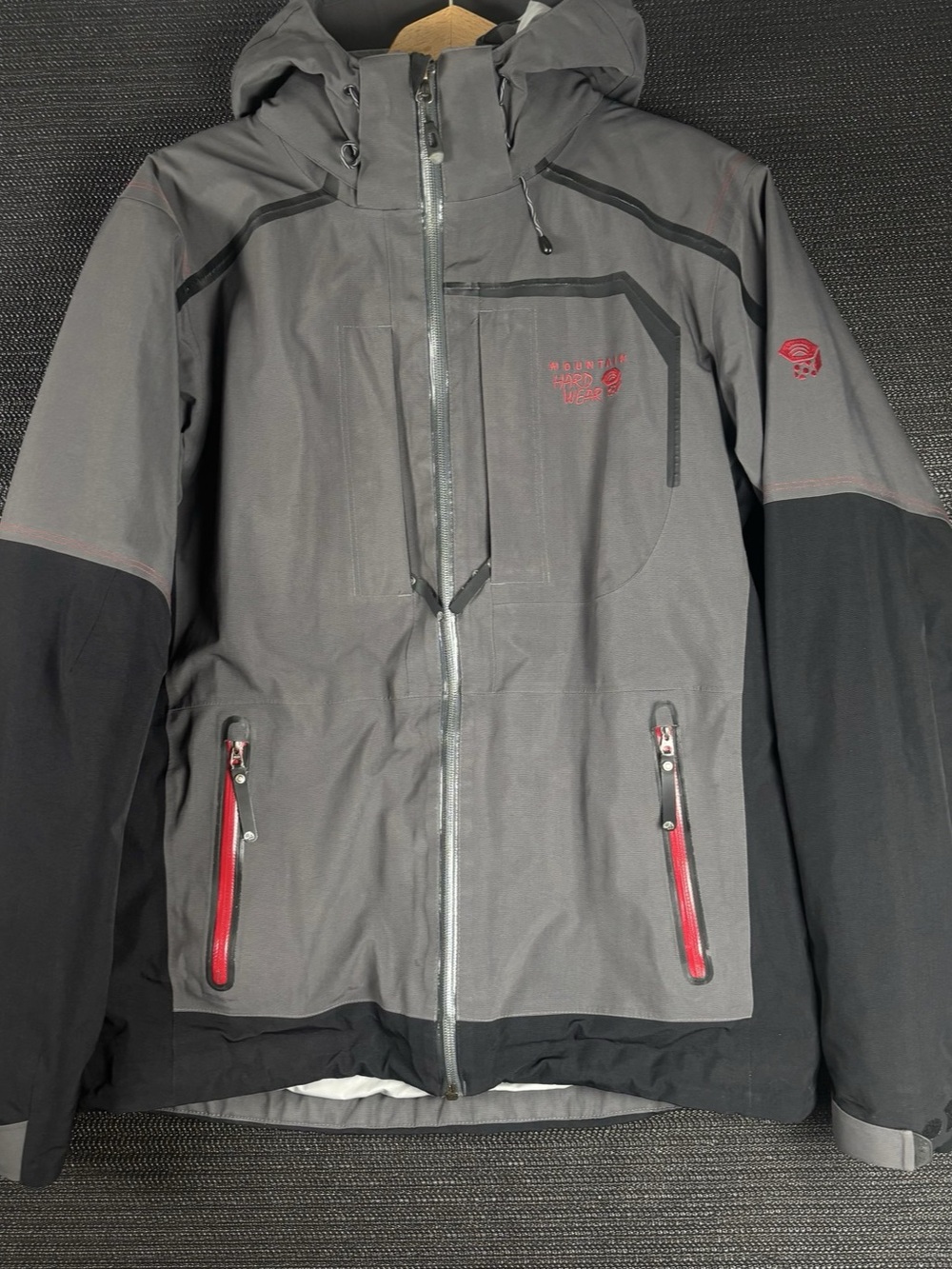 Mountain Hardwear Men's Gray & Black GORE-TEX Jacket Medium
